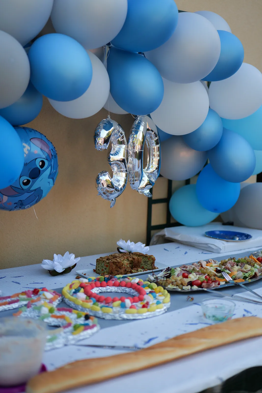 Décoration d'anniversaire des 30 ans, ballons bleus et buffet - reportage photo NGS Editing