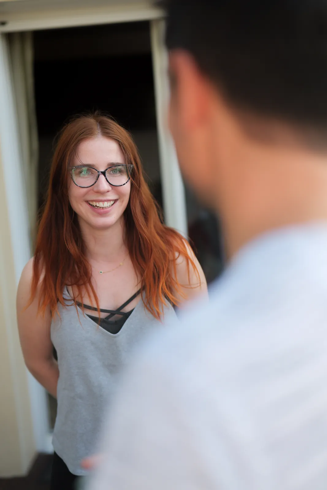 Invitée souriante en pleine conversation lors d'un anniversaire - photo d'événement NGS Editing