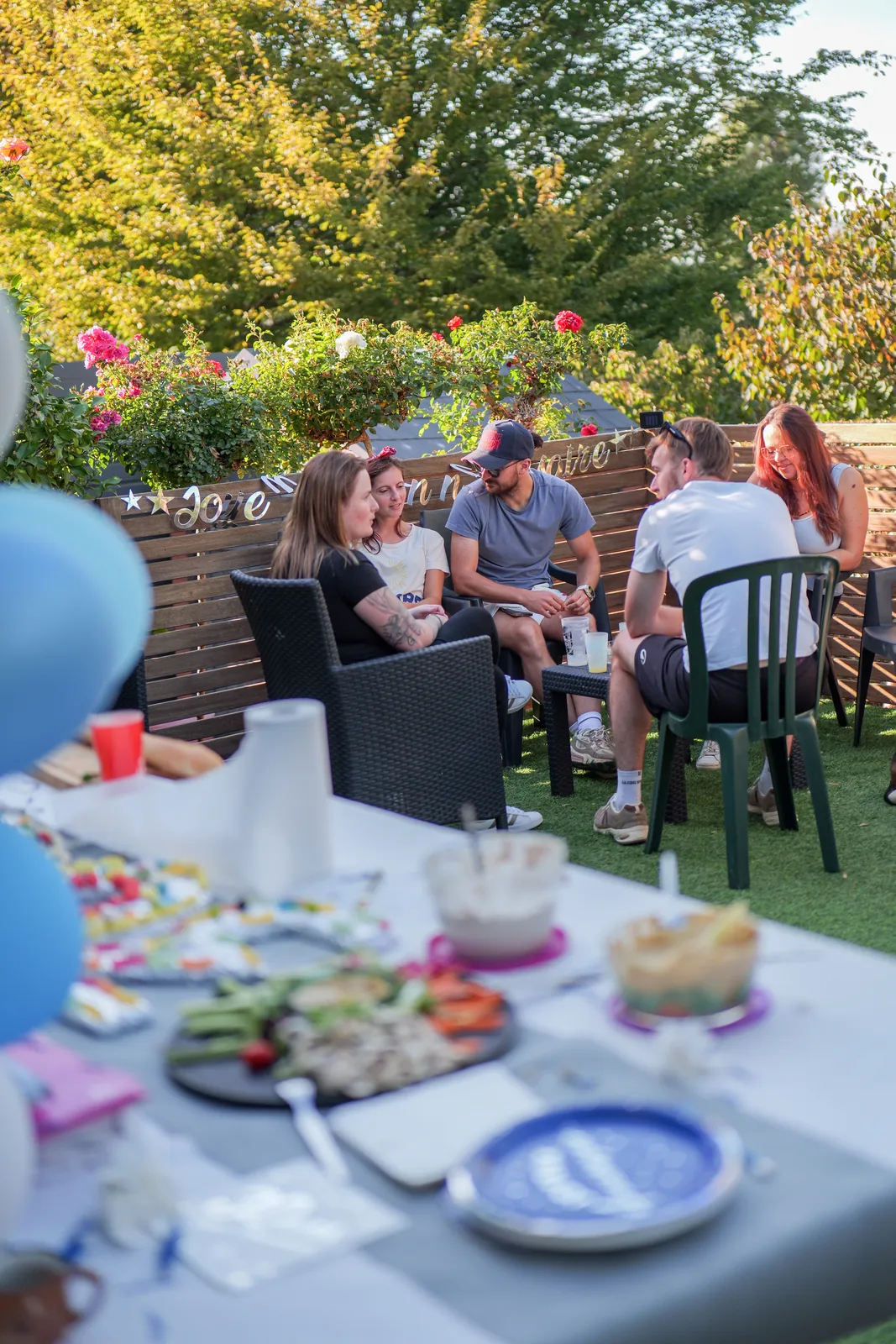 Invités réunis dans un jardin lors d'un anniversaire - reportage photo d'événement NGS Editing