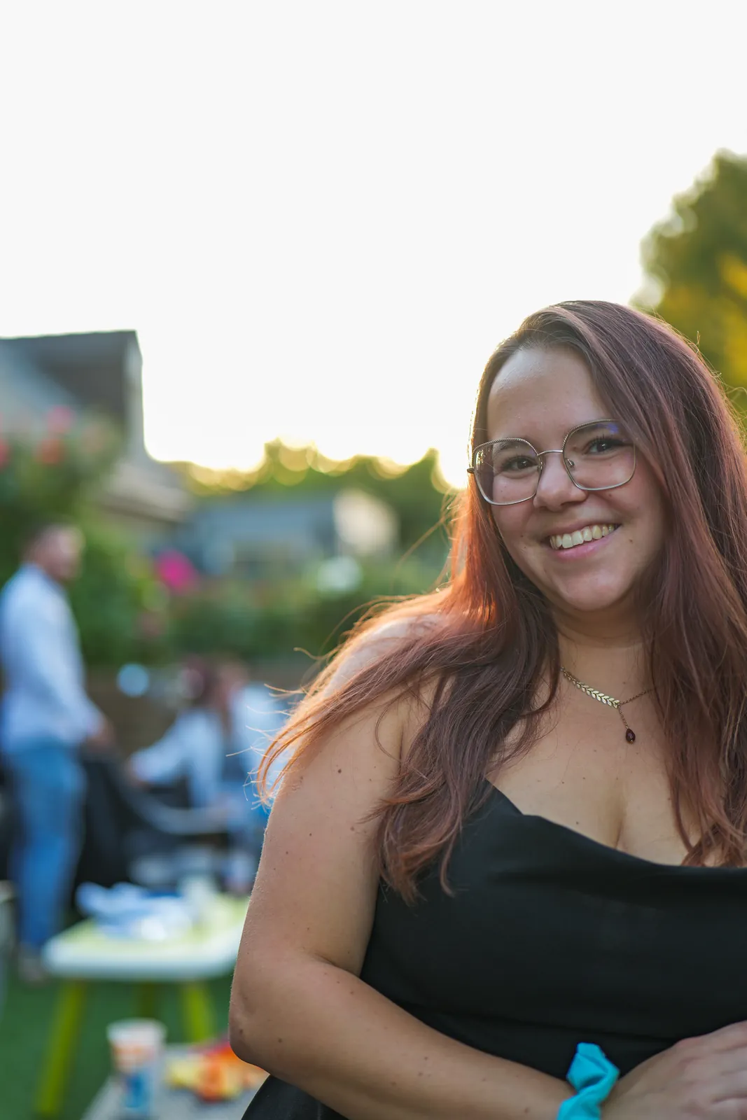 Portrait souriant d'une invitée en lumière naturelle - NGS Editing, photographe à Rennes