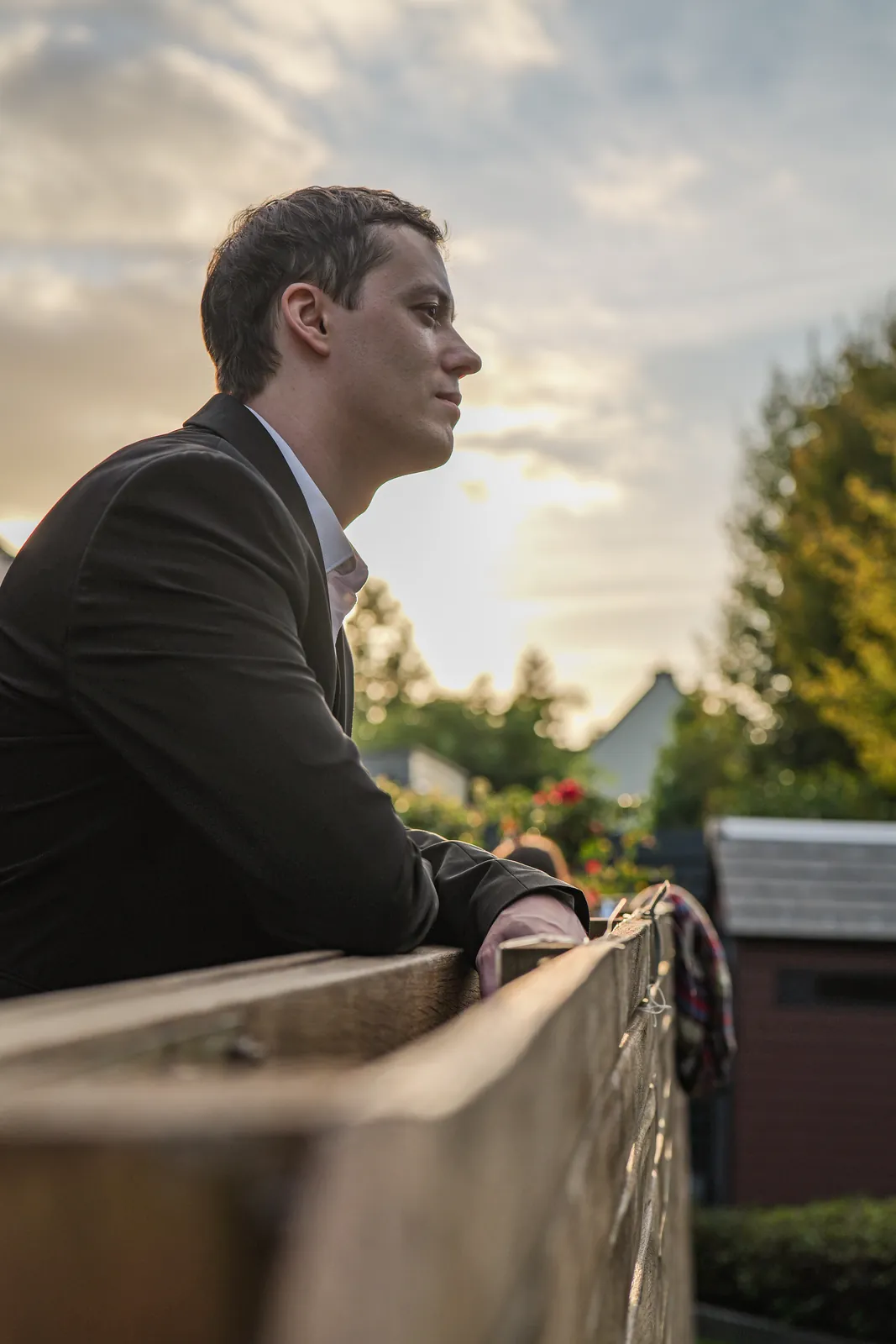 Portrait de profil d'un invité en costume au coucher du soleil - NGS Editing, photographe à Rennes