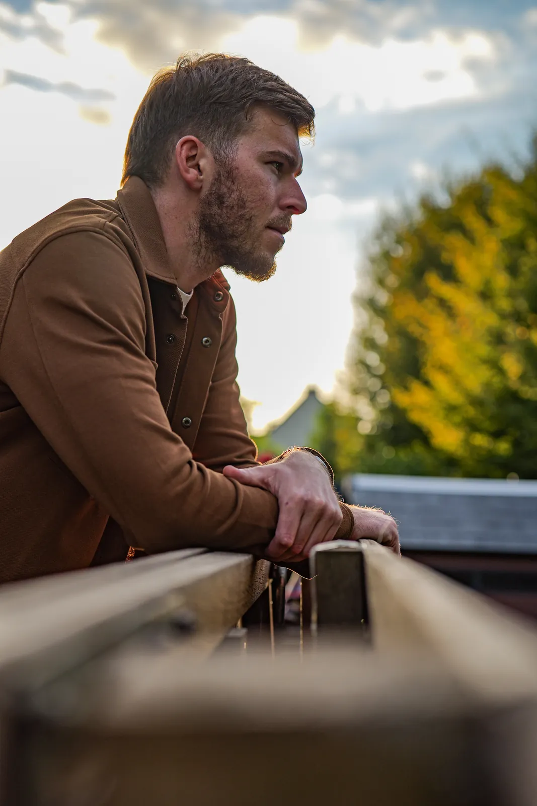 Portrait de profil d'un invité en veste marron, en lumière naturelle - NGS Editing, photographe à Rennes