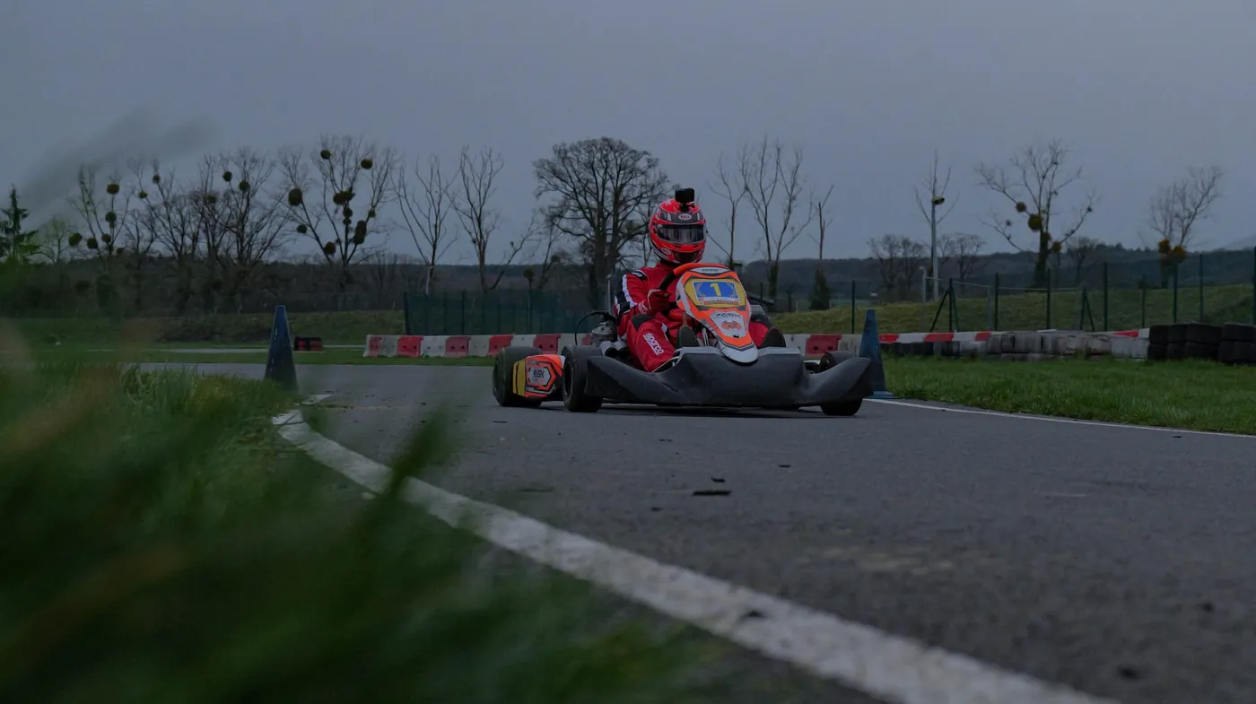 Pilote de karting en action sur circuit - NGS Editing