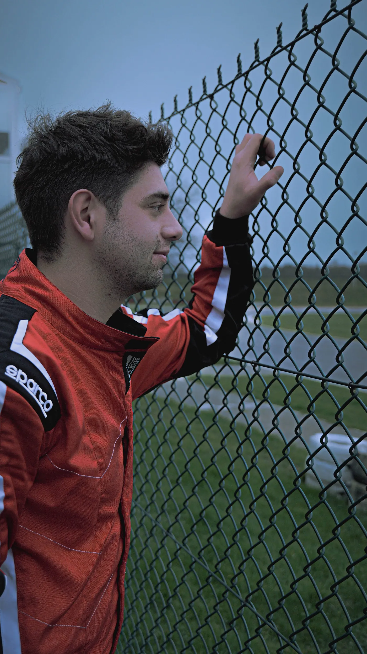 Portrait pilote de karting au bord du circuit - NGS Editing